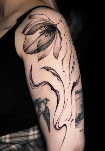 Женские на плече черно-белые, фото - Тату салон TATTOO LAMARCH