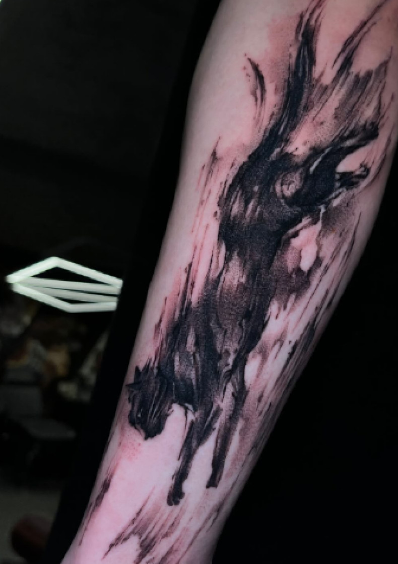 На предплечье графика пантера, фото - Тату салон TATTOO LAMARCH