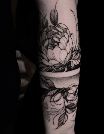 На предплечье черно-белые цветы, фото - Тату салон TATTOO LAMARCH
