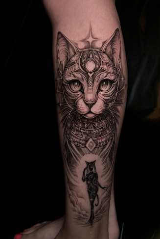 Женские на ноге черно-белые, фото - Тату салон TATTOO LAMARCH