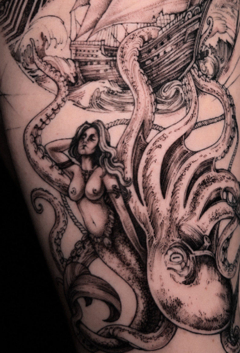 На руке черно-белые корабль, фото - Тату салон TATTOO LAMARCH