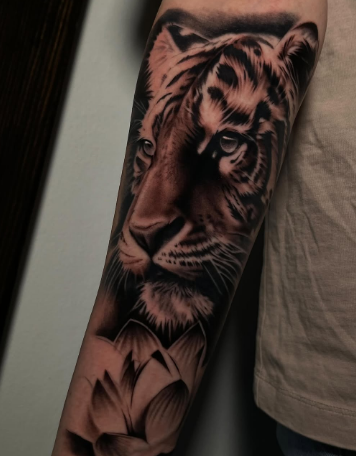 Мужские на предплечье реализм, фото - Тату салон TATTOO LAMARCH
