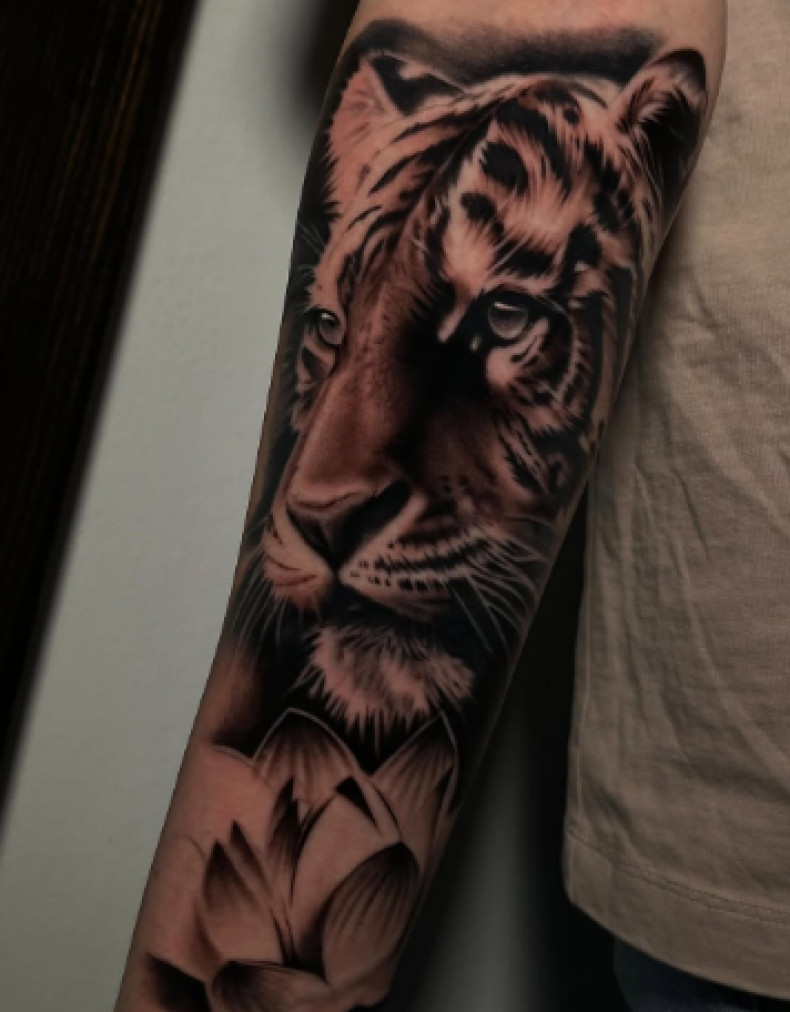 Мужские на предплечье реализм, фото - Тату салон TATTOO LAMARCH