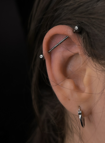 Пірсинг вуха мочки хелікс, фото - Тату салон TATTOO LAMARCH