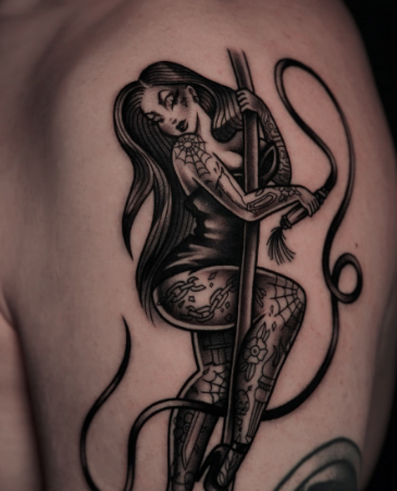 Мужские на плече черно-белые, фото - Тату салон TATTOO LAMARCH