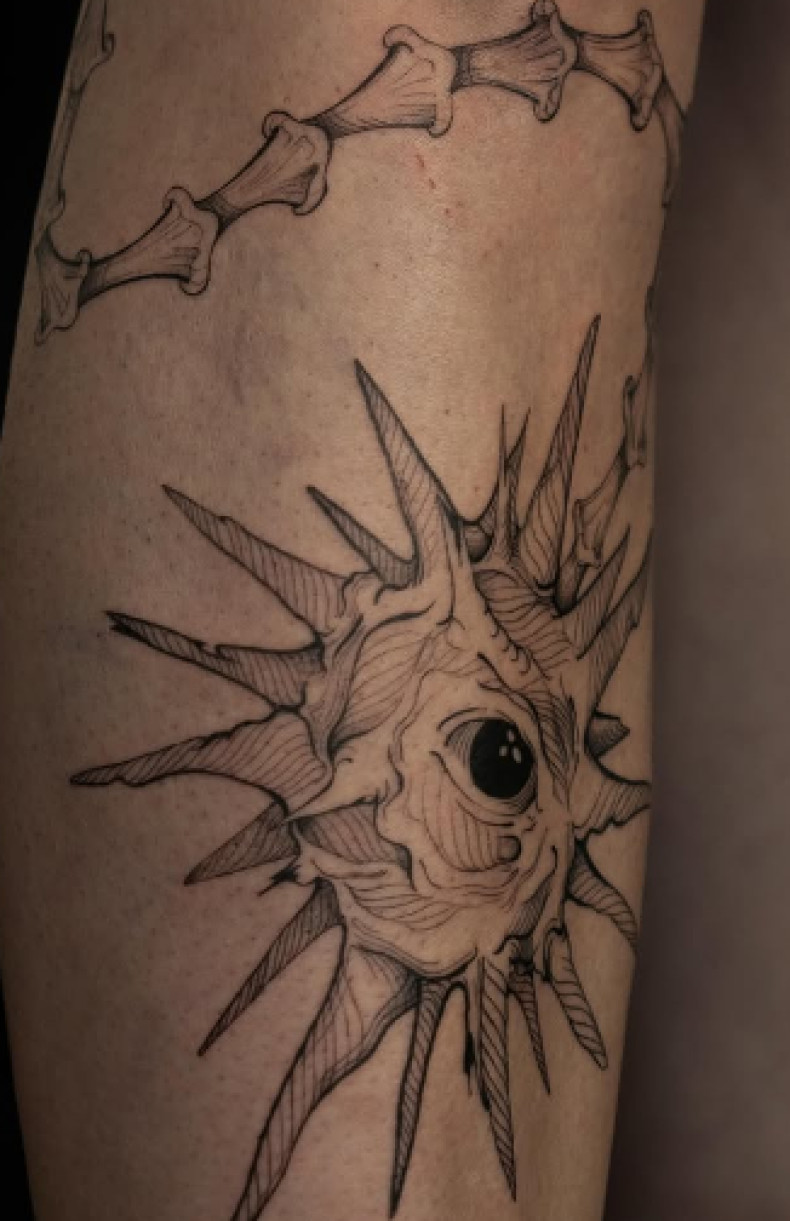 Глаз на ноге черно-белые, фото - Тату салон TATTOO LAMARCH