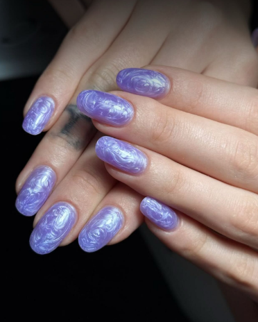 Маникюр миндаль сиреневый мраморный, фото - Студия красоты LAVANDA Beauty Studio