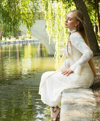 Фотосессия на природе в воде платье, фото - Визажист Анна Вовна