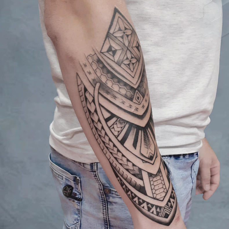 Мужские на предплечье черно-белые, фото - Тату салон TattooDim