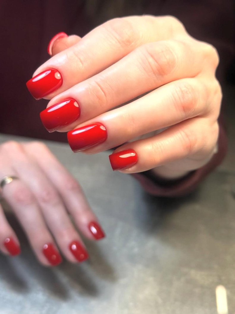 Красный маникюр на короткие ногти яркий, фото - Ногтевая студия Nails Beauty Bar