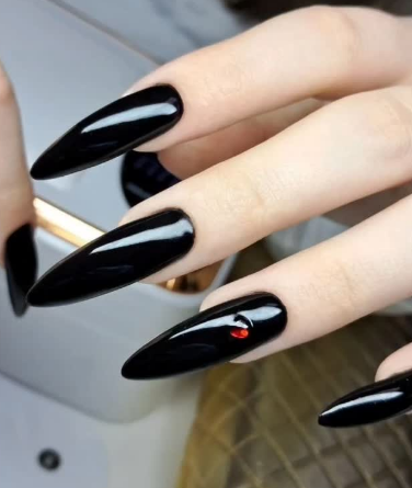 Черный маникюр на острые ногти темный, фото - Студия красоты Beauty Line