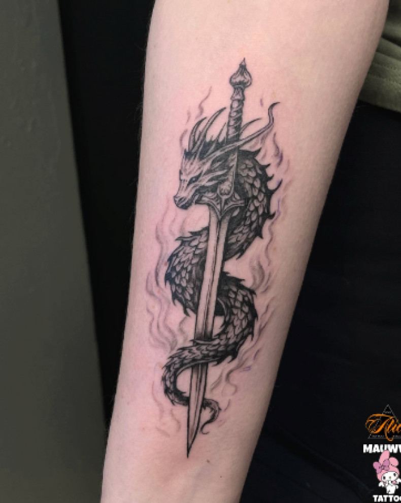 На предплечье меч черно-белые, фото - Тату салон ALICE tattoo studio