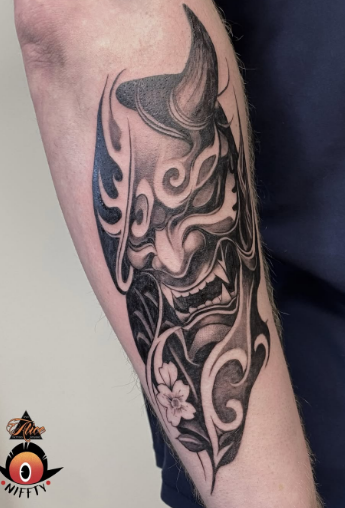 Мужские на предплечье черно-белые, фото - Тату салон ALICE tattoo studio