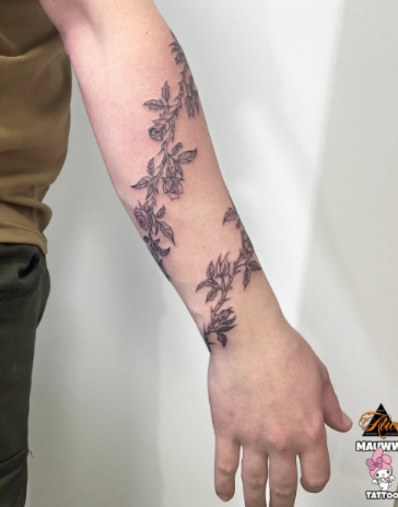 Мужские на предплечье черно-белые, фото - Тату салон ALICE tattoo studio