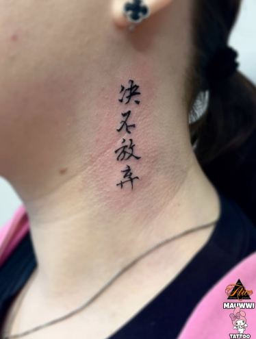 Женские на шее черно-белые, фото - Тату салон ALICE tattoo studio