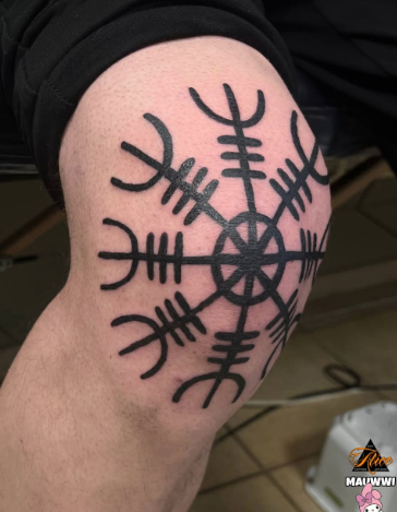 Мужские черно-белые на колене, фото - Тату салон ALICE tattoo studio