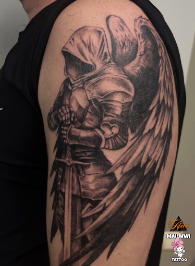 Мужские на плече ангел, фото - Тату салон ALICE tattoo studio