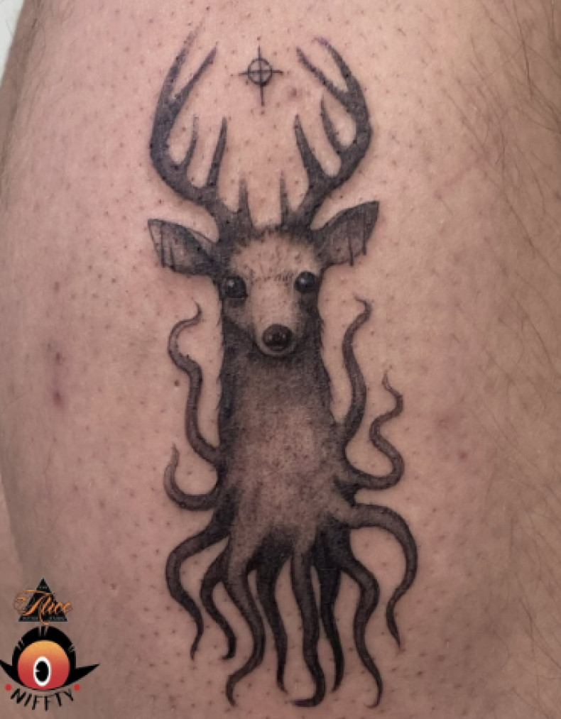 Черно-белые монстр на бедре, фото - Тату салон ALICE tattoo studio