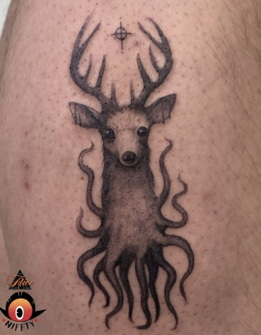 Черно-белые монстр на бедре, фото - Тату салон ALICE tattoo studio