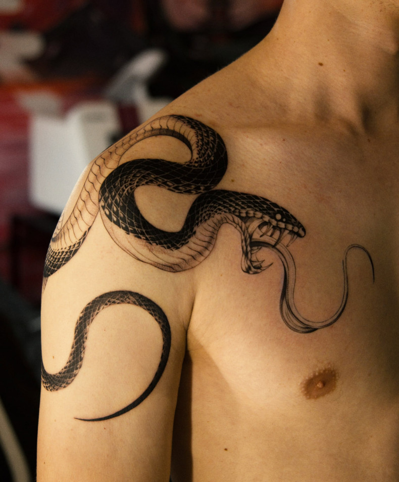 Для хлопців змія на плечі, фото - Тату салон TATTOO LAMARCH