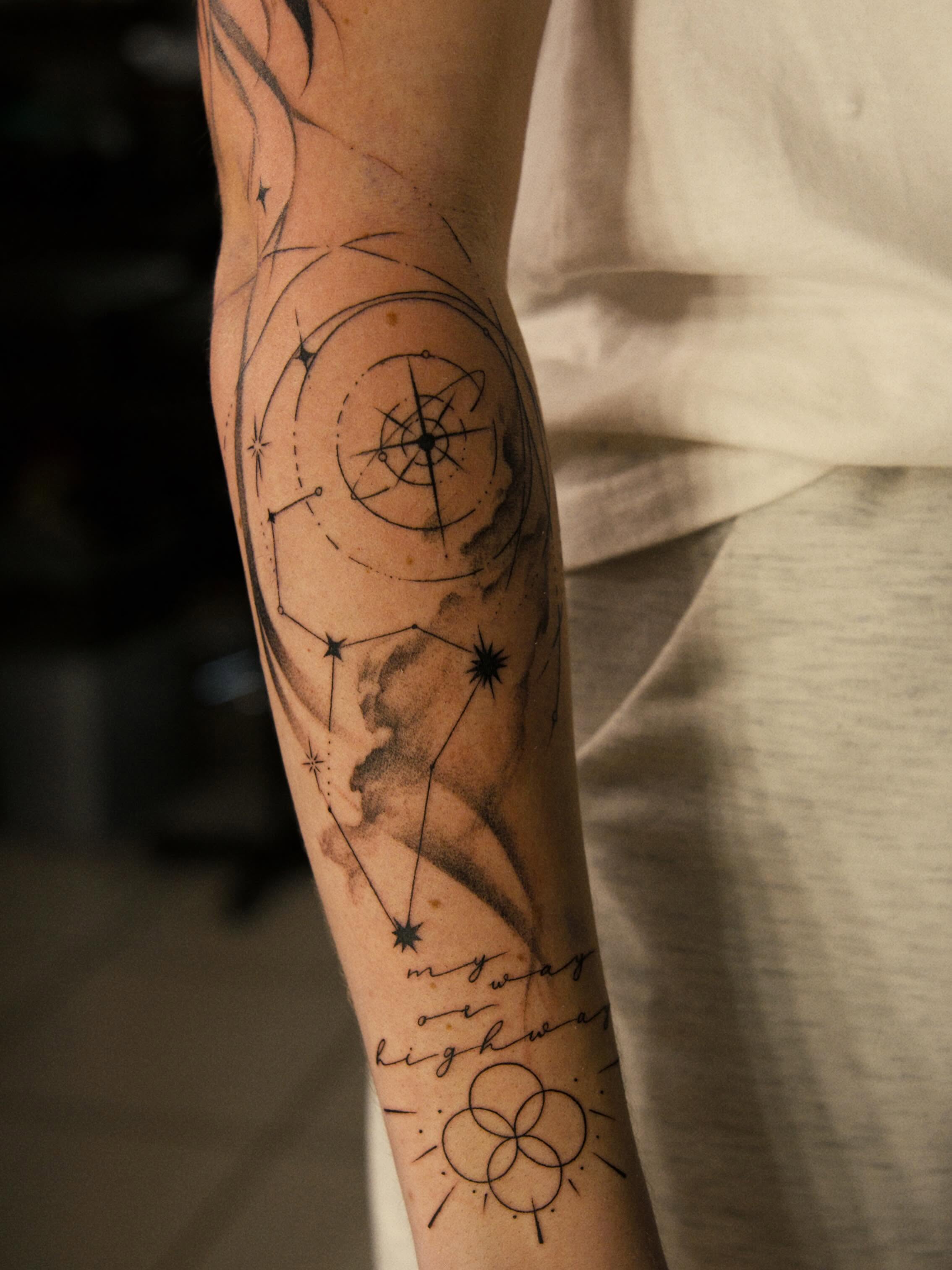 Для хлопців на передпліччі лайнворк, фото - Тату салон TATTOO LAMARCH