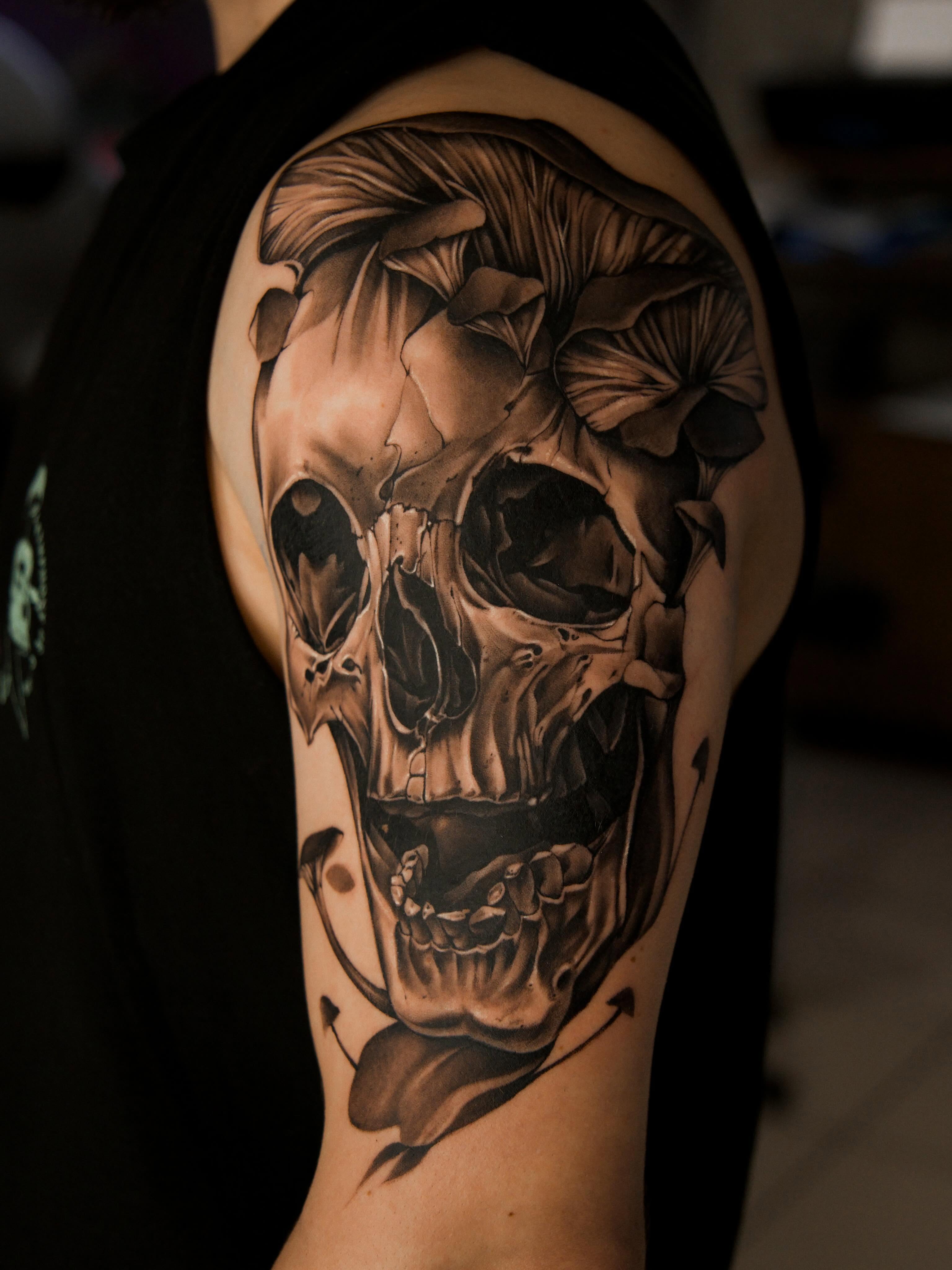 Мужские на плече череп, фото - Тату салон TATTOO LAMARCH