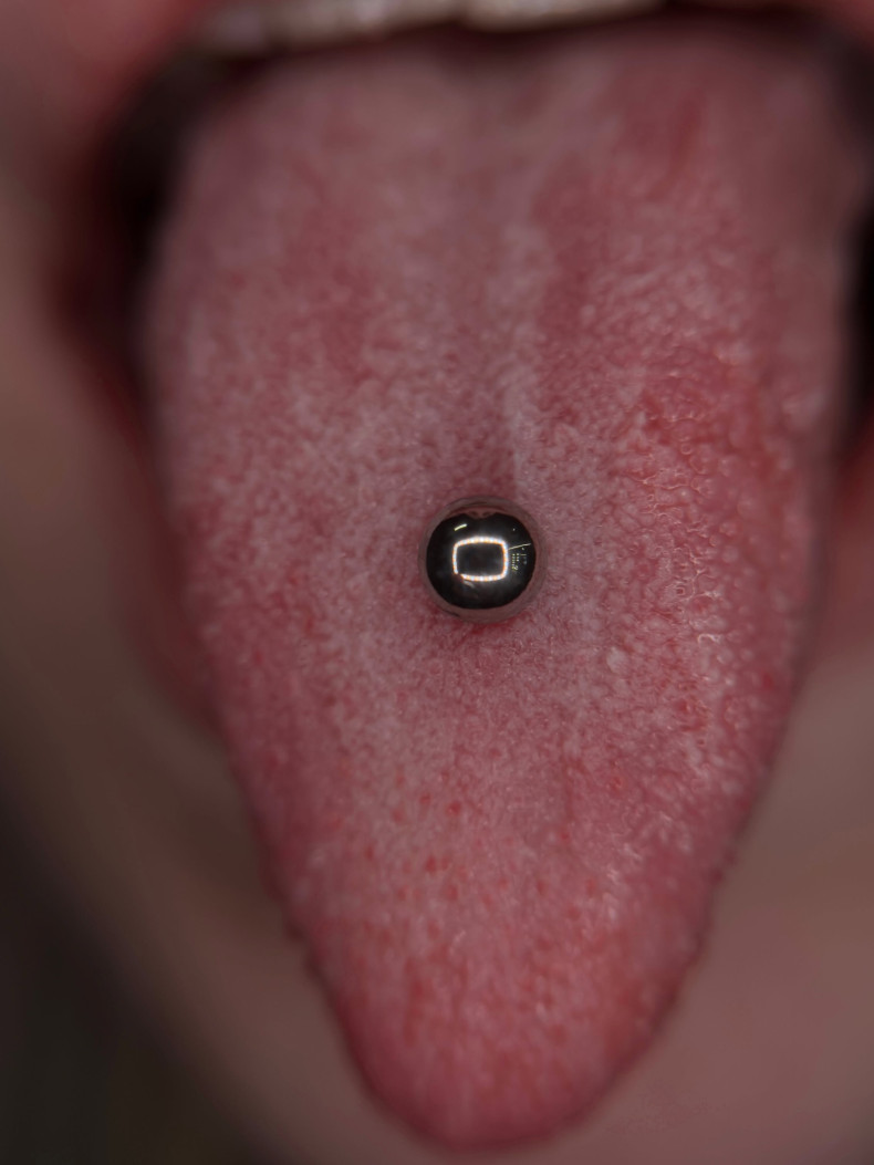 Пирсинг языка губ, фото - Тату салон TATTOO LAMARCH