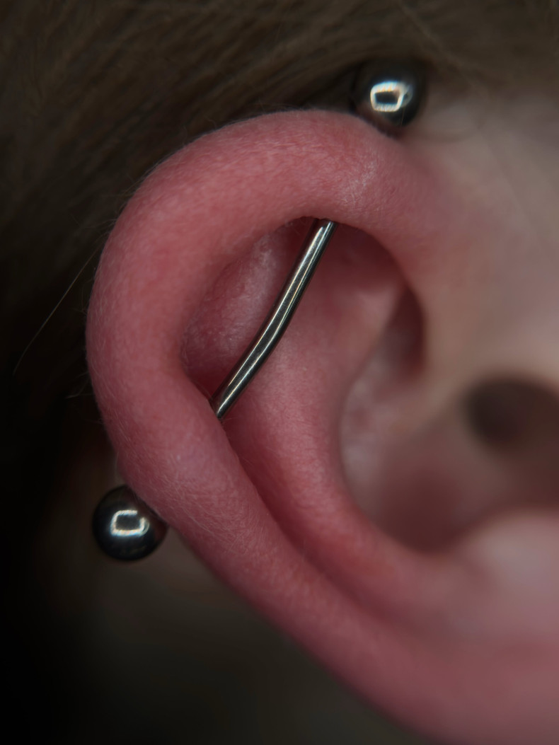 Пирсинг уха индастриал, фото - Тату салон TATTOO LAMARCH