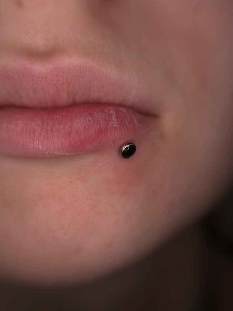 Пирсинг губ эшли, фото - Тату салон TATTOO LAMARCH
