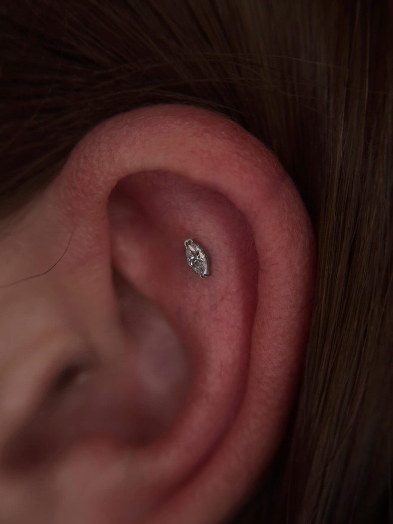 Пірсинг вуха хелікс, фото - Тату салон TATTOO LAMARCH
