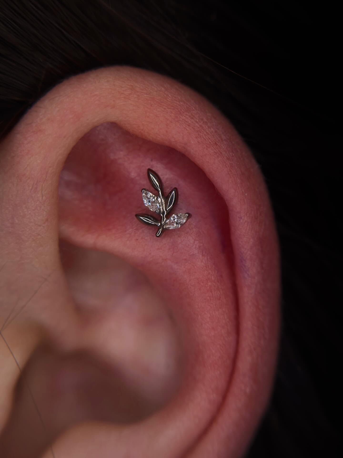 Пірсинг вуха хелікс, фото - Тату салон TATTOO LAMARCH