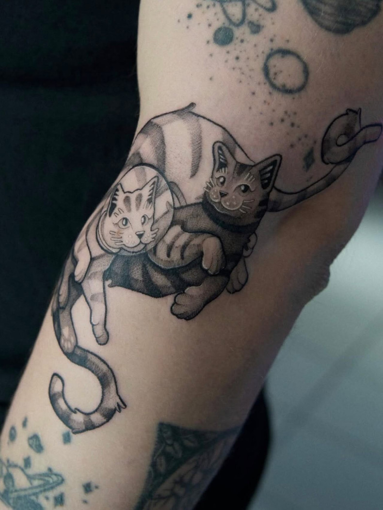 На руці чорно-білі дотворк, фото - Тату салон TATTOO LAMARCH