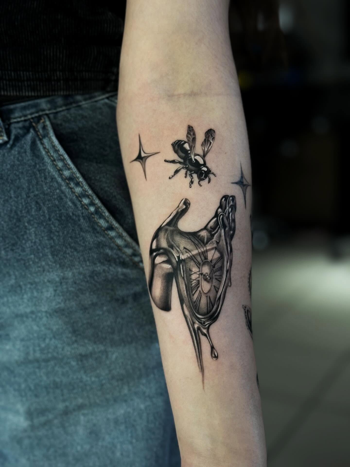 На предплечье реализм часы, фото - Тату салон TATTOO LAMARCH