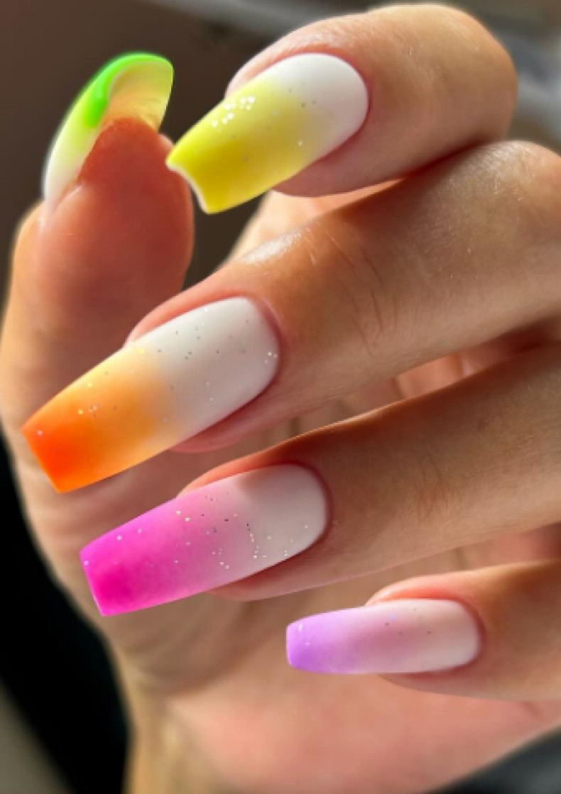 Манікюр з блискітками яскравий на довгі нігті, фото - Студія краси Beauty Hub