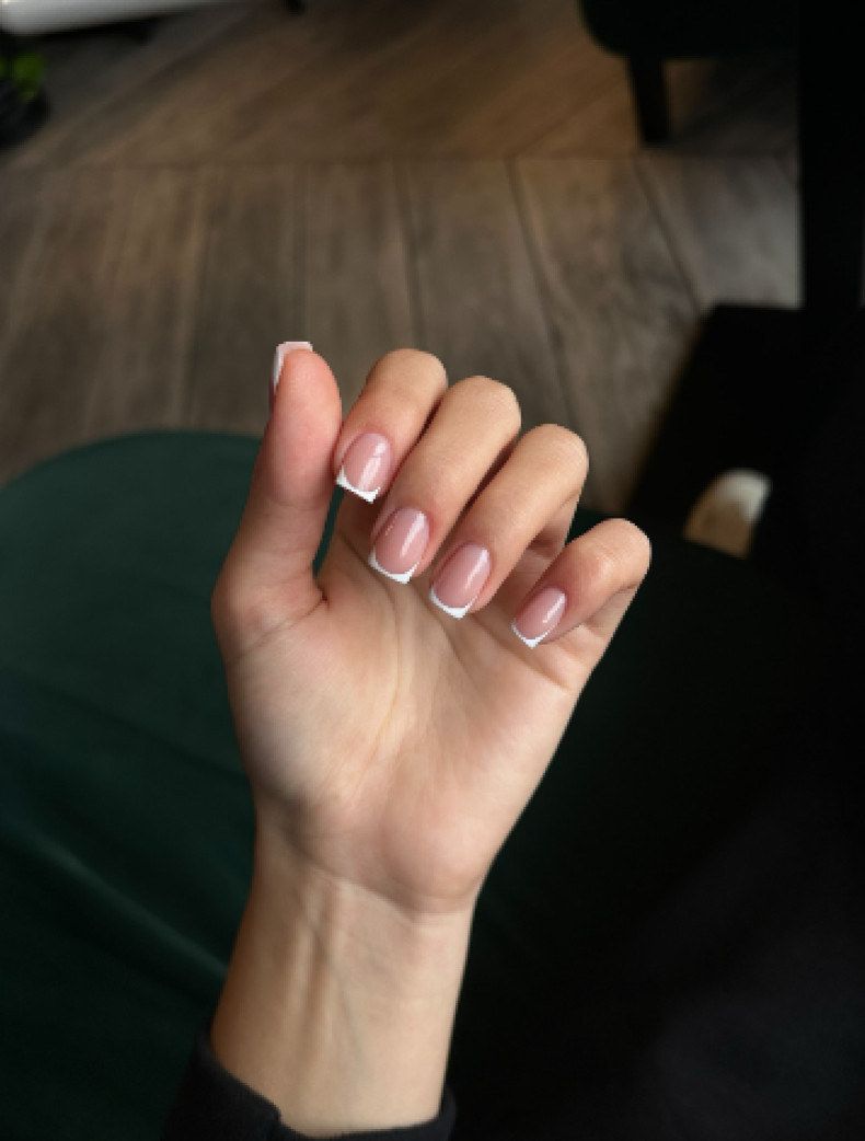 Ніжний манікюр нюдовий французький, фото - Студія краси Beauty Hub