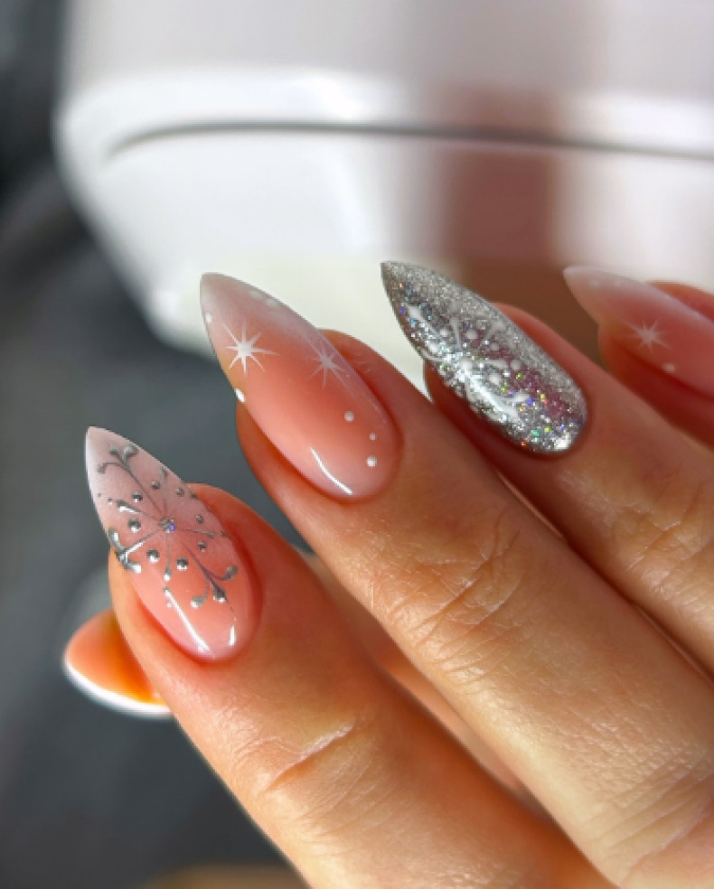 Новогодний маникюр с блестками на длинные ногти, фото - Студия красоты Beauty Hub