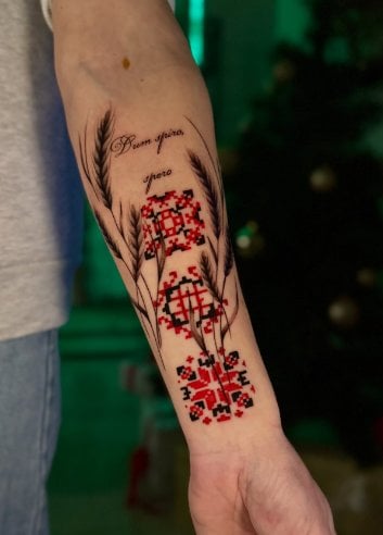 Для дівчат на передпліччі кольорові, фото - Тату салон TATTOO LAMARCH