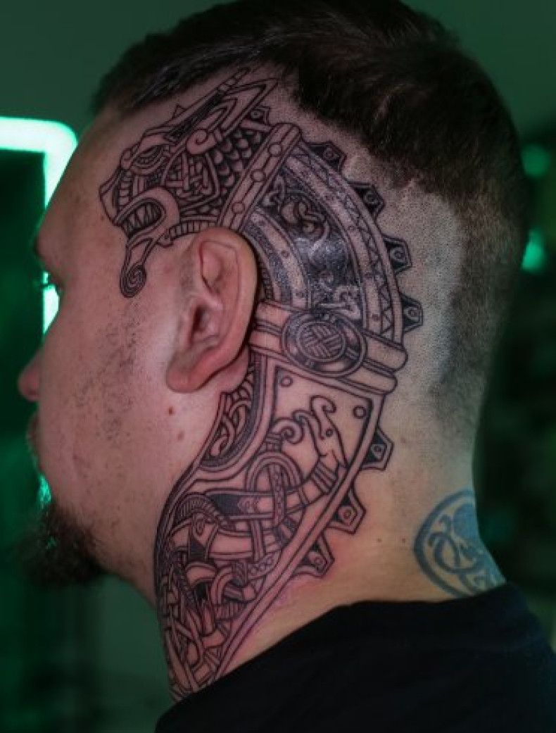 Мужские на шее черно-белые, фото - Тату салон TATTOO LAMARCH