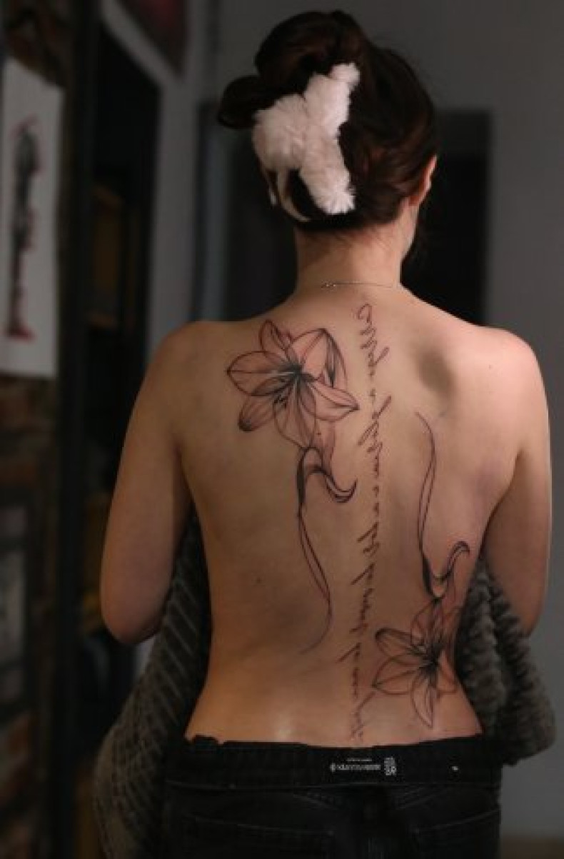 Женские черно-белые на спине, фото - Тату салон TATTOO LAMARCH
