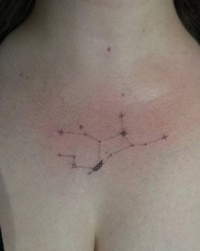 Женские черно-белые на груди, фото - Тату салон TATTOO LAMARCH
