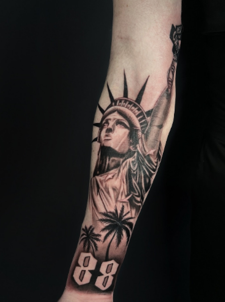 На передпліччі реалізм чорно-білі, фото - Тату салон TATTOO LAMARCH