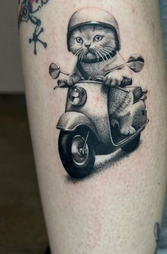 На нозі чорно-білі литці, фото - Тату салон TATTOO LAMARCH