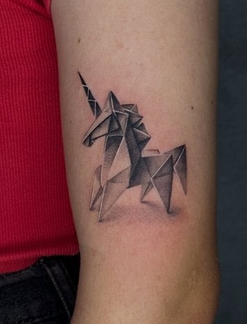 Женские на руке черно-белые, фото - Тату салон TATTOO LAMARCH