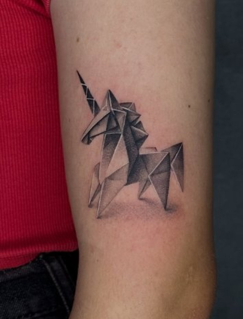 Женские на руке черно-белые, фото - Тату салон TATTOO LAMARCH