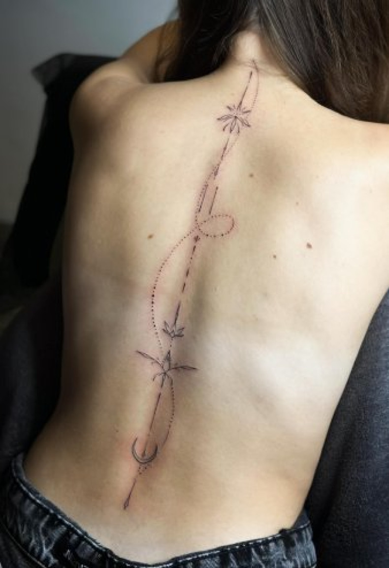 Женские на спине минимализм, фото - Тату салон TATTOO LAMARCH