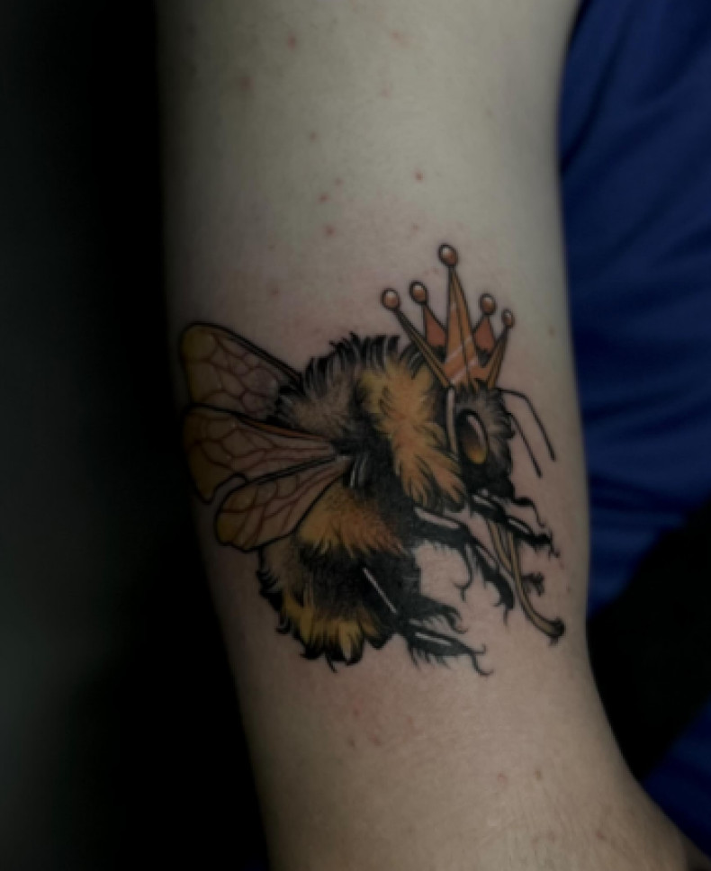 На предплечье цветные корона, фото - Тату салон TATTOO LAMARCH