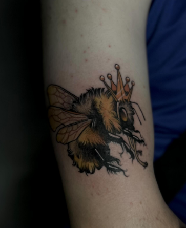 На предплечье цветные корона, фото - Тату салон TATTOO LAMARCH