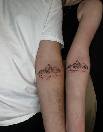 На предплечье черно-белые надпись, фото - Тату салон TATTOO LAMARCH