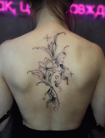 Женские черно-белые на спине, фото - Тату салон TATTOO LAMARCH
