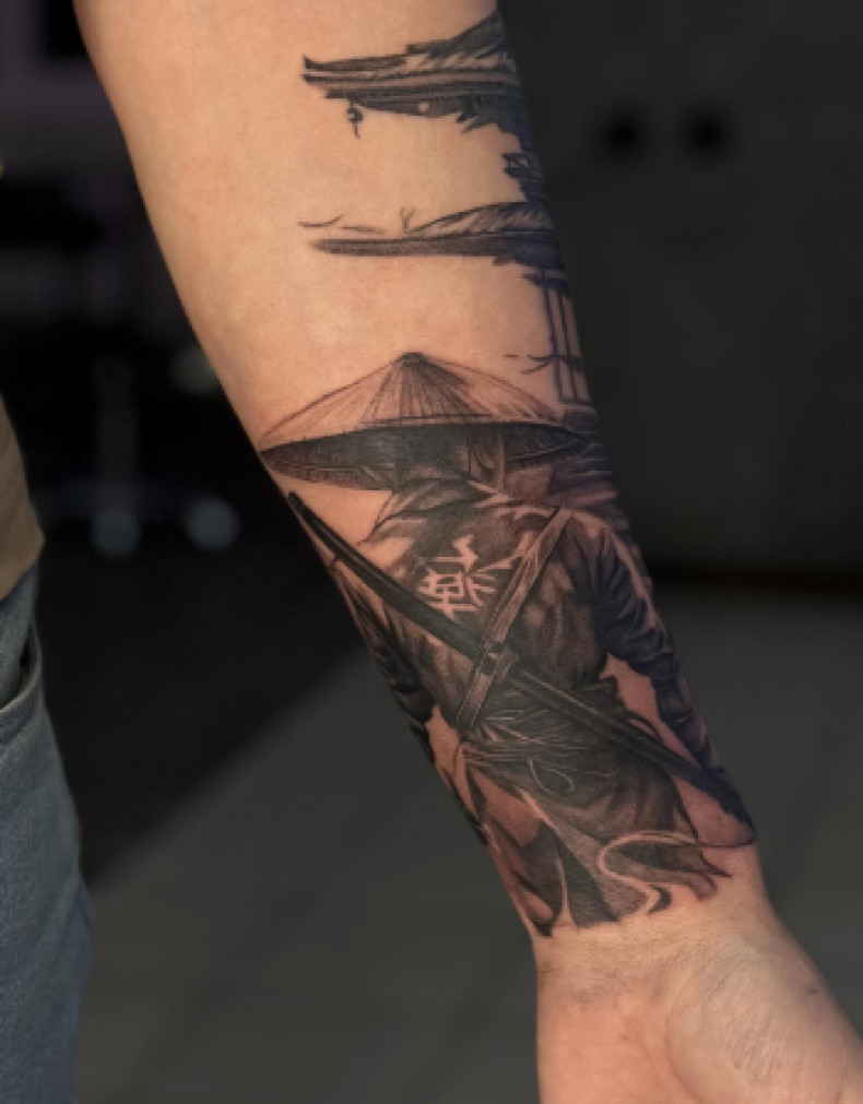 Мужские на предплечье меч, фото - Тату салон TATTOO LAMARCH